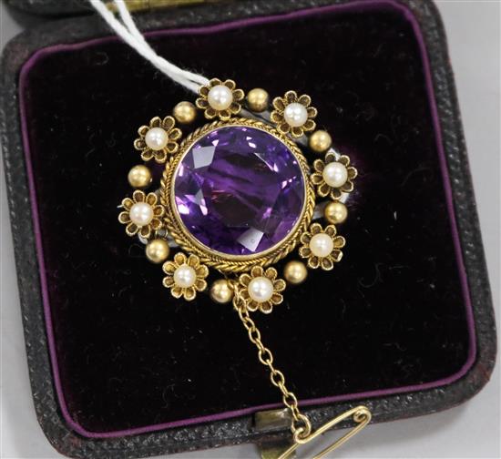 A Victorian yellow metal, amethyst and split pearl brooch, 27mm.